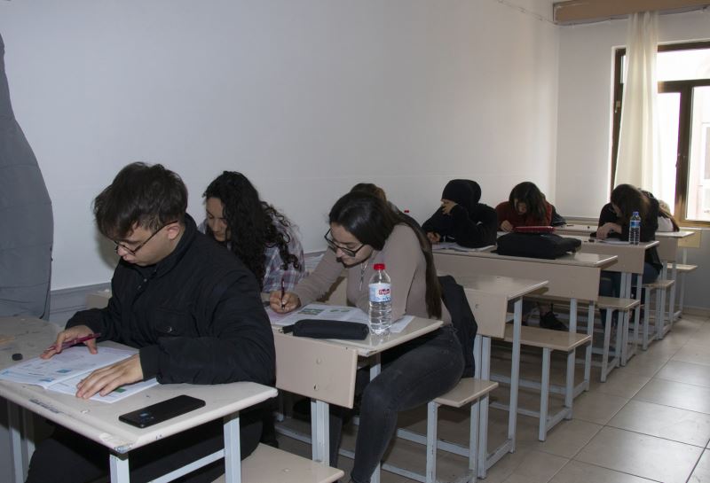 Mersin Büyükşehir Belediyesi, Depremzede Öğrencileri Kurs Merkezleri’nde Sınava Hazırlıyor