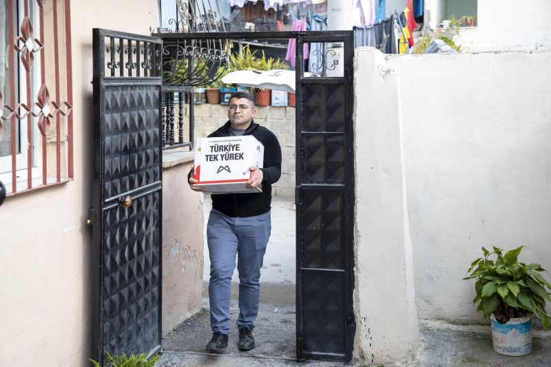 Mersin Büyükşehir, Verdiği Gıda Kolisi Hizmeti İle Depremzedelerin Sofralarına Aş Oluyor