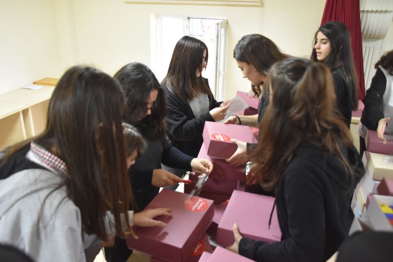 Depremzede çocuklar için hediye kutuları hazırlıyorlar