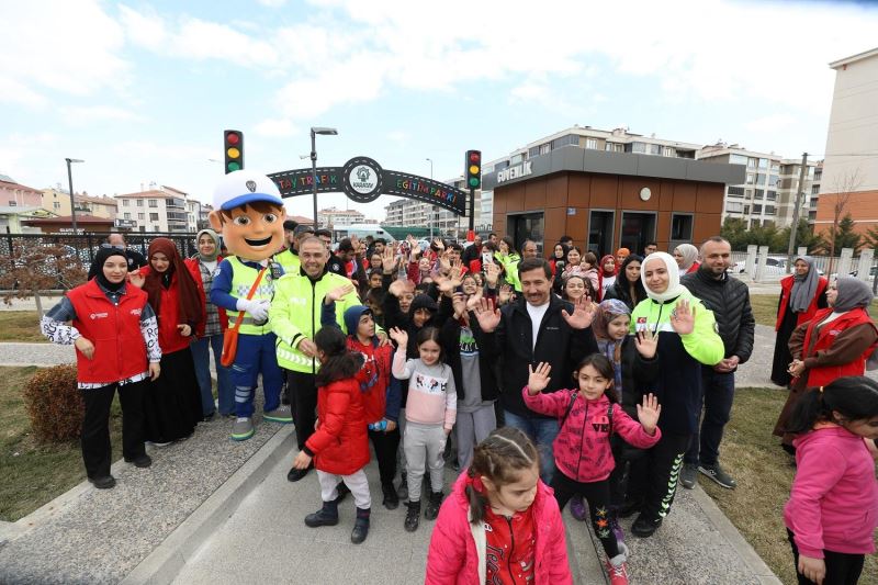 HASAN KILCA: YETER Kİ ÇOCUKLARIMIZ GÜLSÜN