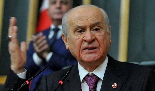 BAHÇELİ YENİ TAKIMINI AÇIKLADI.. İSTİFA SLOGANLARINA SERT TEPKİ