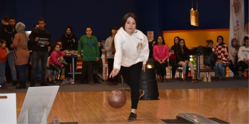 GENÇLER ÖDÜLLÜ BOWLİNG TURNUVASI´NDA KIYASIYA YARIŞTI