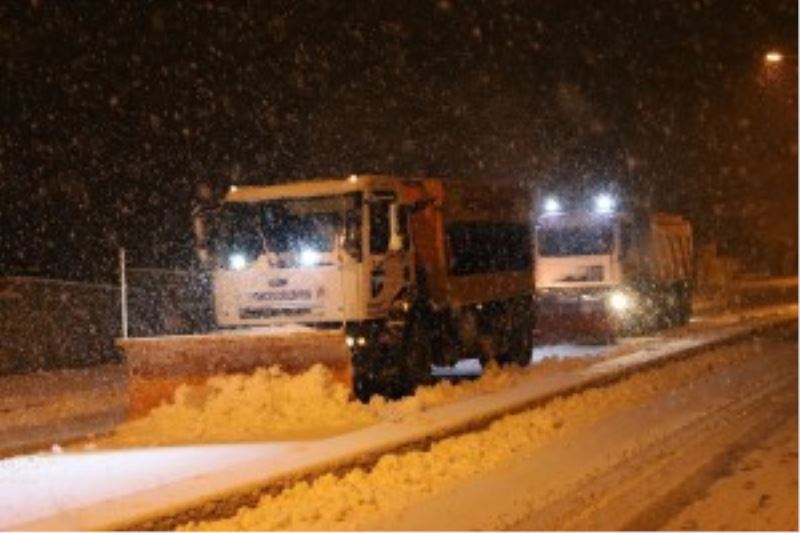 Belediyemiz Kar Küreme Çalışmalarına gece saatlerinden itibaren devam ediyor.