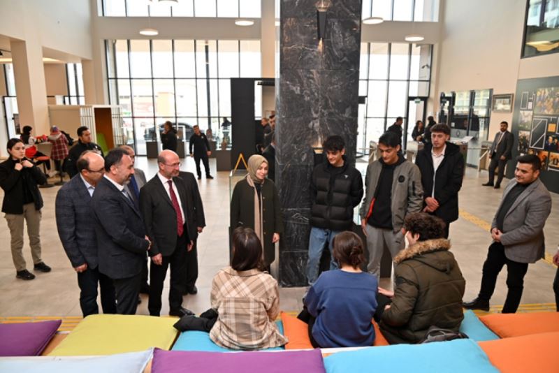 Leyla Şahin Usta’dan Yeni Nesil Şehir Kütüphanesi’ne Ziyaret  YENİ NESİL ŞEHİR KÜTÜPHANESİ BEĞENİ TOPLAMAYA DEVAM EDİYOR