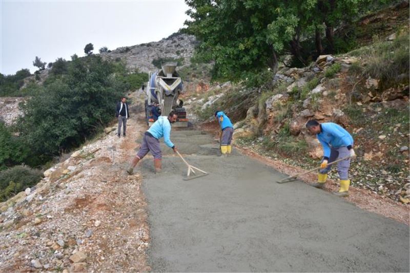 YAŞLI VE ENGELLİ ÇİFTİN YOL SORUNUNU BAŞKAN YÜCEL ÇÖZDÜ