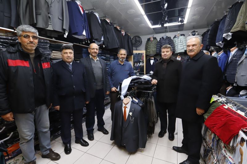 BAŞKAN DİNÇER AK PARTİ TEŞKİLATLARI İLE BİRLİKTE ESNAFLARI ZİYARET ETTİ