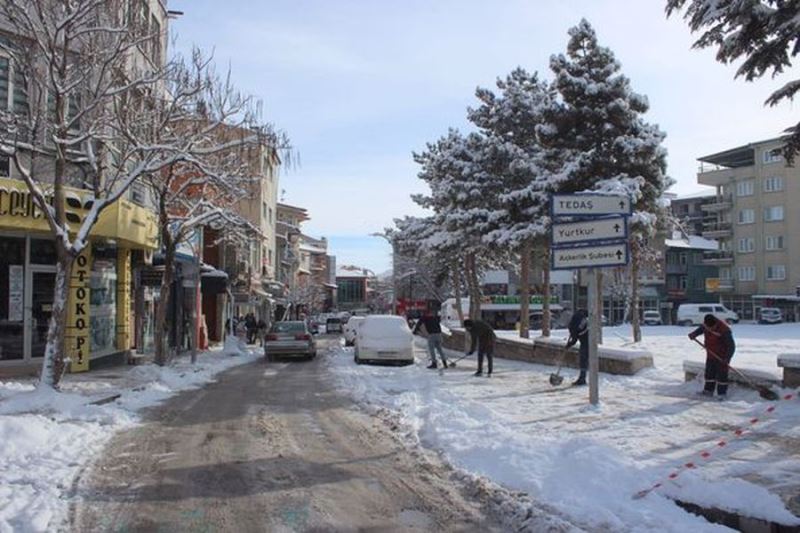 Cadde ve Kaldırımlar Kardan Temizleniyor