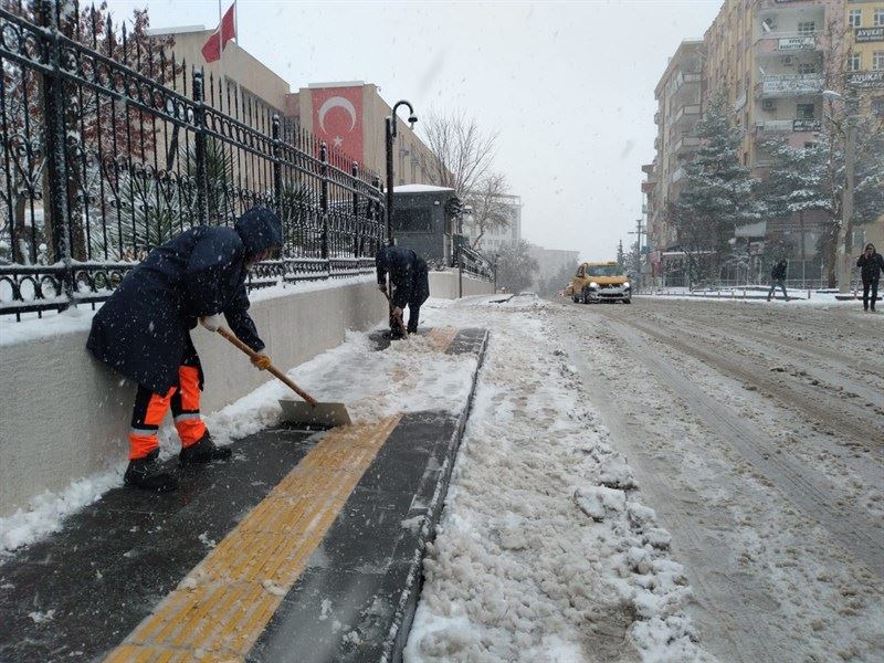 Mardin’de Etkili Olan Kardan Dolayı Kapanan Yolları Açma Çalışmaları Devam Ediyor