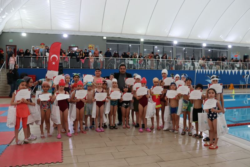 İZMİT BELEDİYESİ İLE YÜZME ÖĞRENEN MİNİKLER SERTİFİKALARINI ALDI