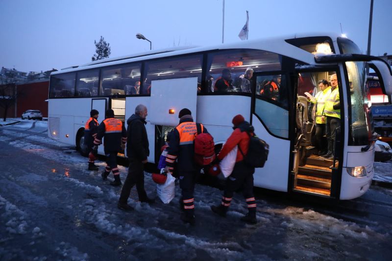 BAĞCILAR’DAN DEPREM BÖLGESİNE YARDIM ELİ UZANDI