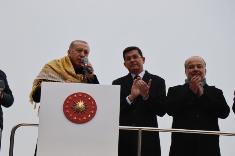 NAZİLLİ’DE 50 BİN KİŞİLİK TARİHİ KALABALIK    Belediye Meydanı ‘Erdoğan’ sesleri ile inledi