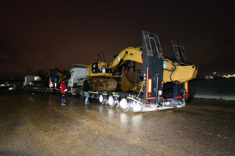 Deprem bölgesine iş makineleri gönderildi