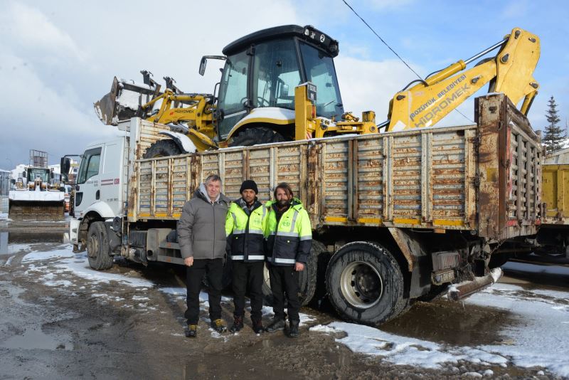 BOZÜYÜK BELEDİYESİ’NDEN DEPREM BÖLGESİ’NE İŞ MAKİNASI VE PERSONEL YARDIMI