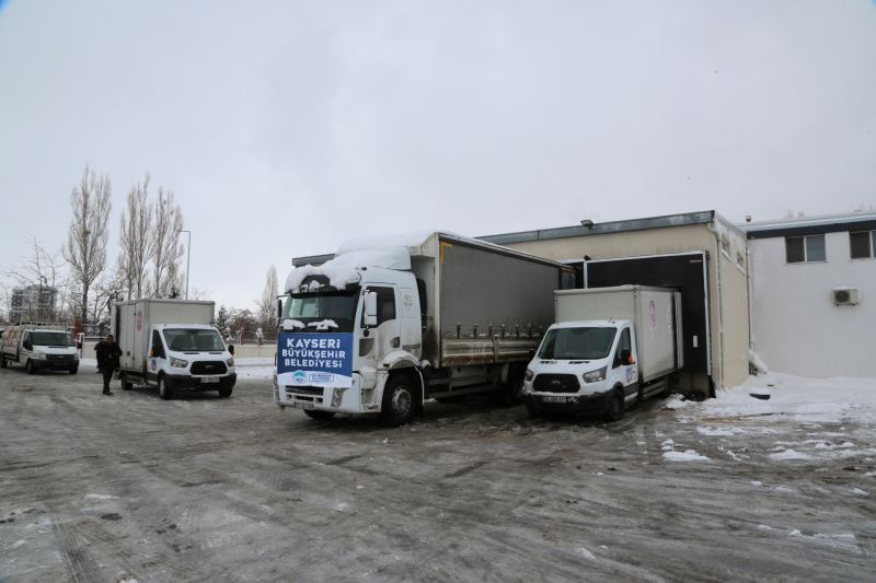 Kayseri Büyükşehir’den Deprem Bölgesine 3 Kamyon ve 20 Yardım Tırı