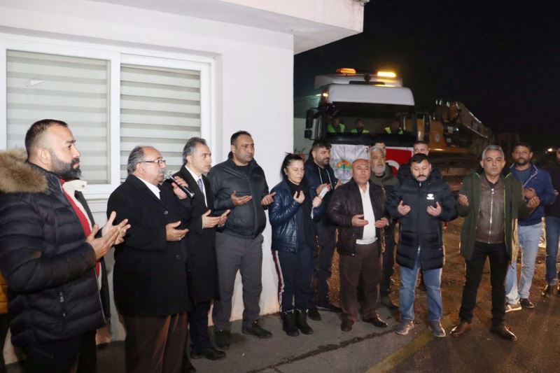 BAŞKAN YILMAZ, ACİL DURUM AFET EKİBİNİ ve İŞ MAKİNELERİNİ DEPREM BÖLGESİNE GÖNDERDİ