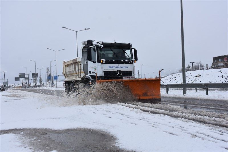SİİRT BELEDİYESİ KAR KÜRELEME VE TEMİZLEME ÇALIŞMALARINA BAŞLADI