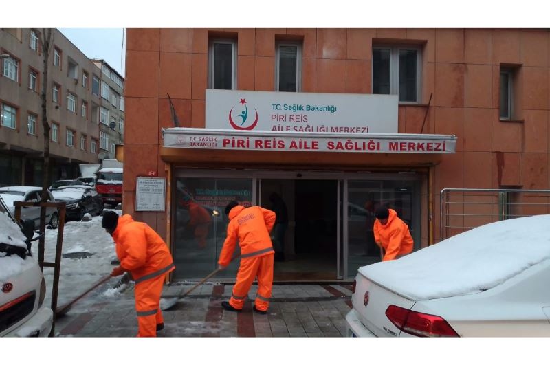 Sultangazi Belediyesi Karla Mücadeleyi Çok Sayıda Ekibiyle 7/24 Sürdürüyor