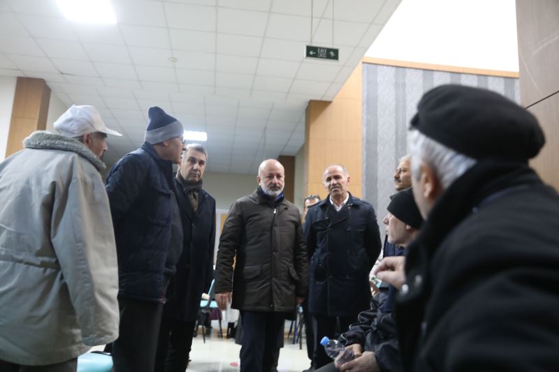 BAŞKAN ÇOLAKBAYRAKDAR, GECEYİ TESİSLERDE GEÇİREN VATANDAŞLARI ZİYARET ETTİ