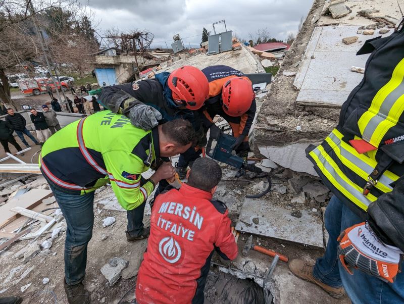 Mersin Büyükşehir’in İtfaiye Ekipleri Göçük Altından 16 Kişiyi Kurtardı