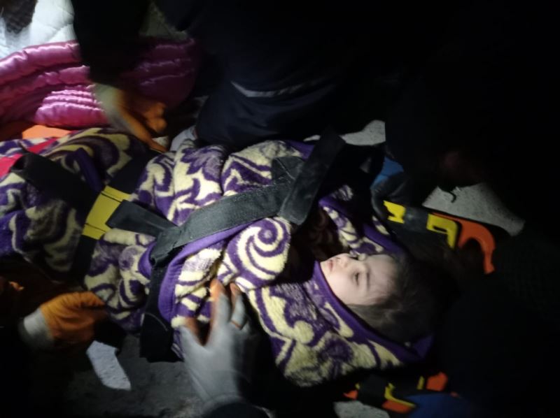 Nevşehir Belediyesi Ekipleri Kahramanmaraş’ta 40 Saat Sonra 2 Kardeşi Enkazdan Sağ Çıkardı