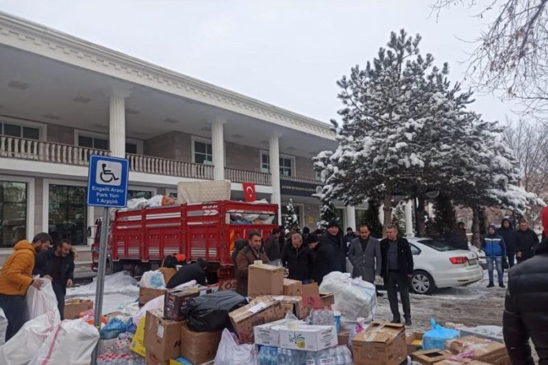 Belediye Başkanımız Av Mustafa İlmek deprem bölgelerine ulaştırılacak yardım malzemelerinin sevk ve idaresini sağlamak