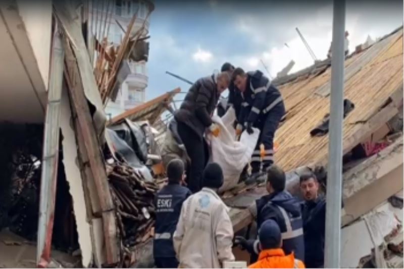 ESKİŞEHİR EKİBİ HATAY’DA 5 KİŞİYİ ENKAZDAN SAĞ ÇIKARDI