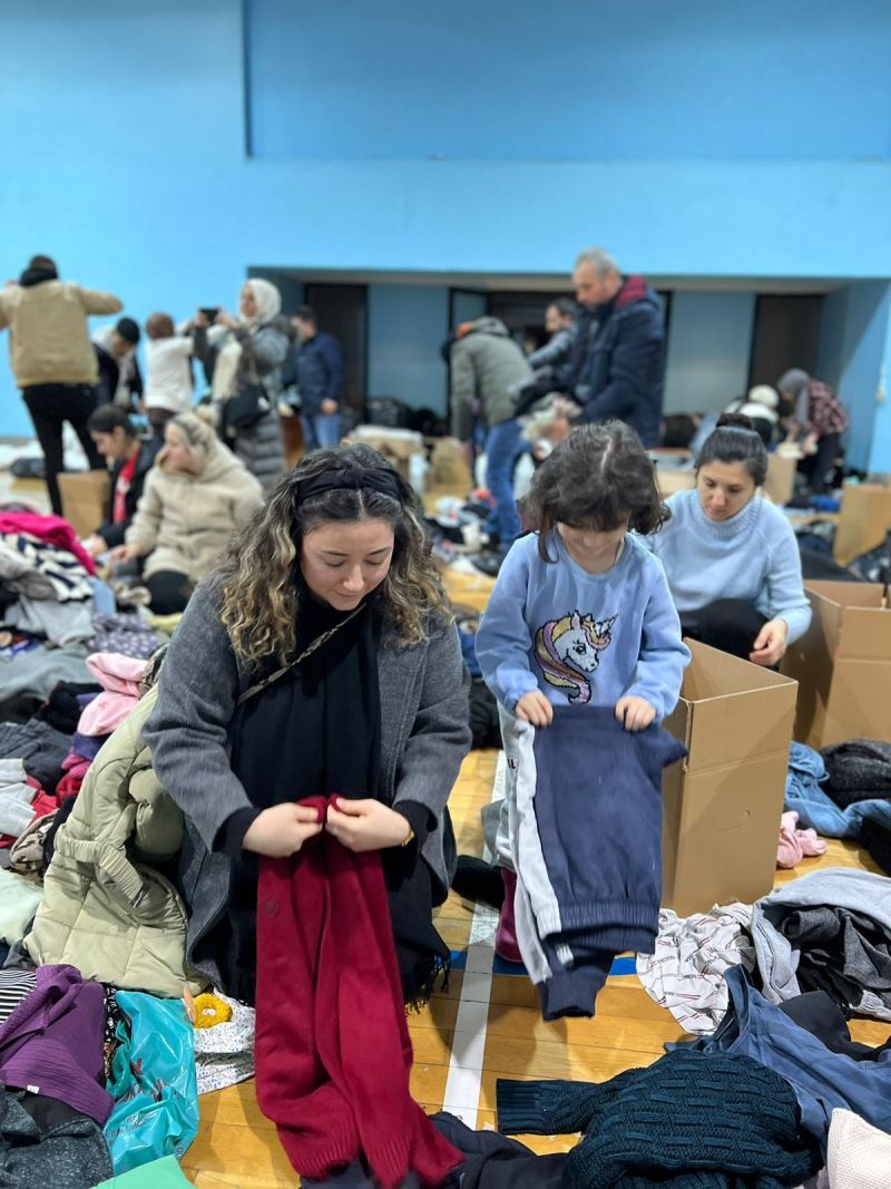 ÇOCUKLAR, DEPREMZEDELER İÇİN YARDIMA KOŞTU