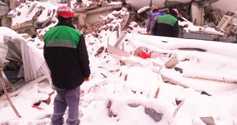 Karacabey Belediyesi ekipleri 44 saat enkaz altında kalan yaşlı kadını sağ olarak kurtardı