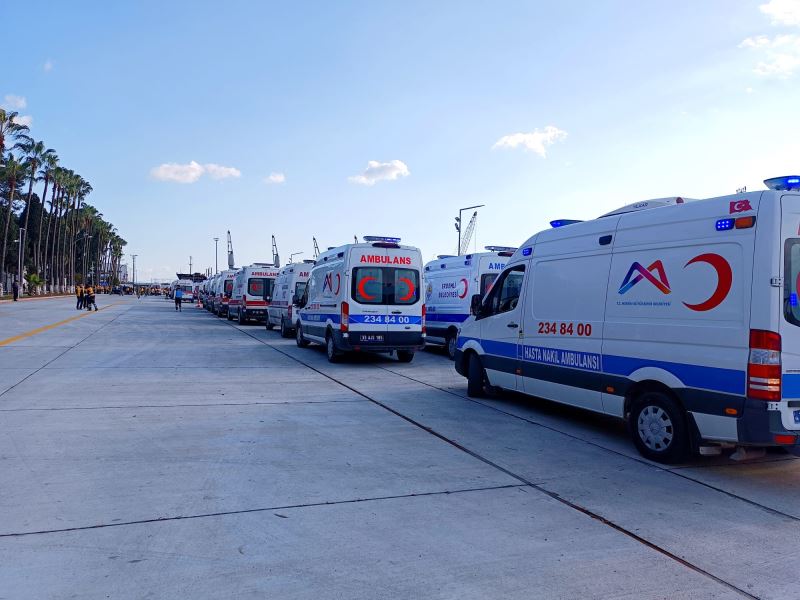 Mersin Limanı’na Gelen Yaralıları Büyükşehir’in Ambulansları Hastaneye Ulaştırıyor
