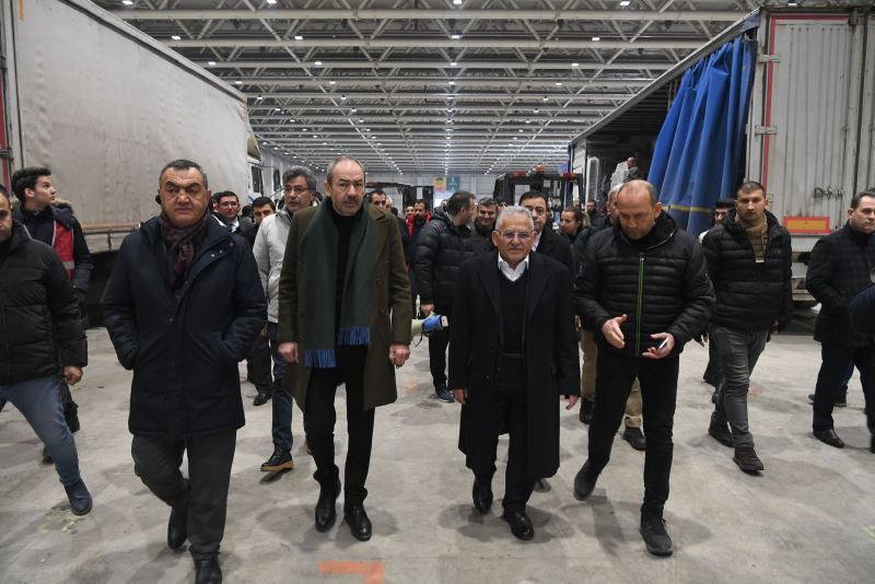 Başkan Büyükkılıç, OSB’de Yardım Toplama Merkezi’ni Ziyaret Etti