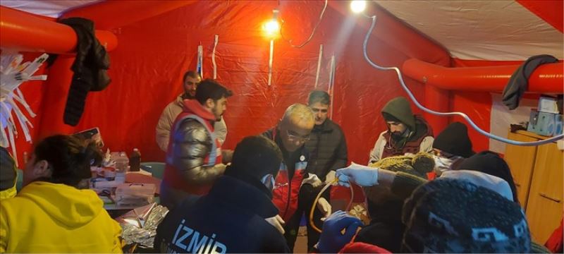 Eşrefpaşa Hastanesi’nden deprem bölgesine takviye ekip