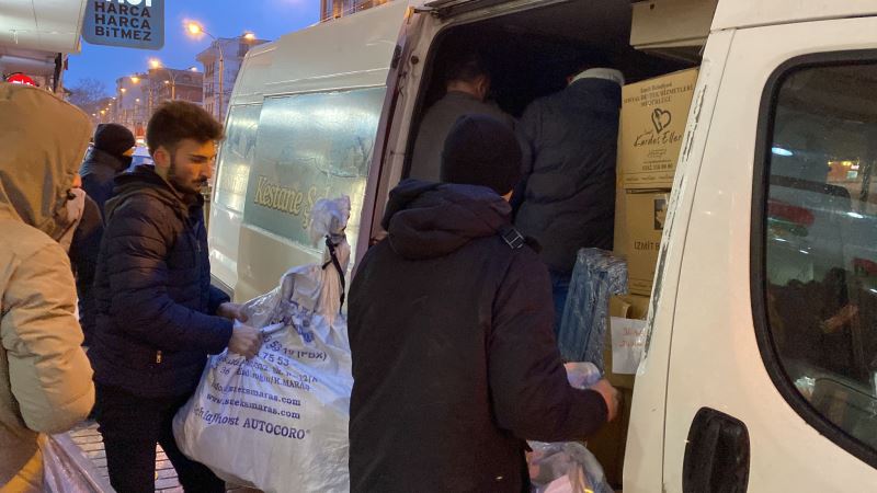 İZMİTLİLER, DEPREMZEDE KARDEŞLERİ İÇİN KENDİ ARAÇLARIYLA DESTEĞE KOŞTU