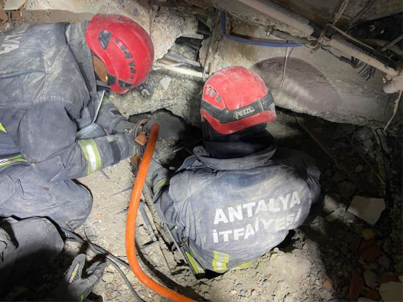 Antalya Büyükşehir İtfaiyesi Kahramanmaraş’ta 24 yaşındaki Doğan Akkök’ü 64 saat sonra enkazdan sağ çıkardı