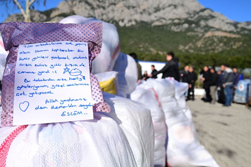 Kemer’den depremzedelere duygusal mesajlar