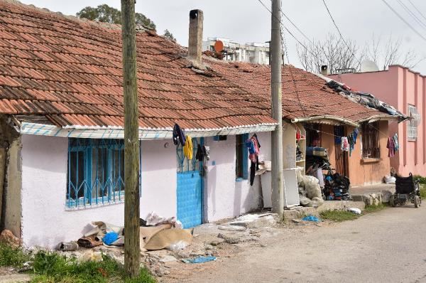 ANTALYA’DA DUVARLARI EĞİK VE YARILMIŞ EVLERDE YAŞAM MÜCADELESİ