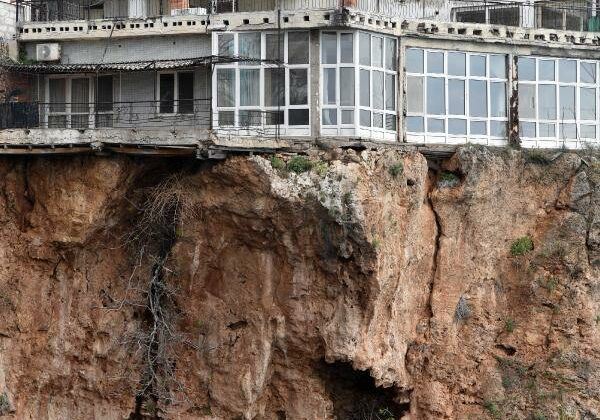 ANTALYA’DA AKILALMAZ GÖRÜNTÜ.. FALEZLERDE YARIK KAYA ÜZERİNE 