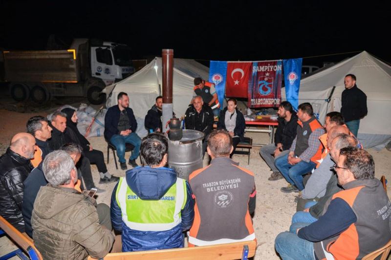 BAŞKAN ZORLUOĞLU ŞEHİR ŞEHİR GEZEREK DEPREMZEDELERLE BULUŞUYOR