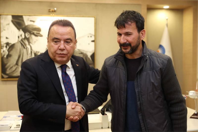 Enkazdan 162 saat sonra kurtarılan Cengiz Polat’tan Başkan Böcek’e teşekkür ziyareti