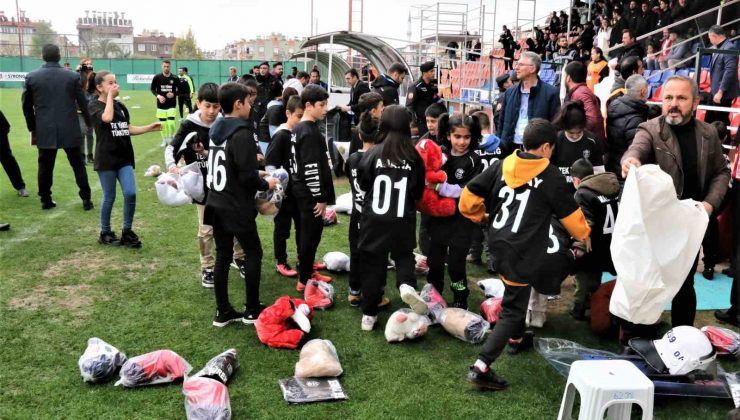 KEPEZ’DE DEPREMZEDE ÇOCUKLAR İÇİN SAHAYA OYUNCAK ATTILAR