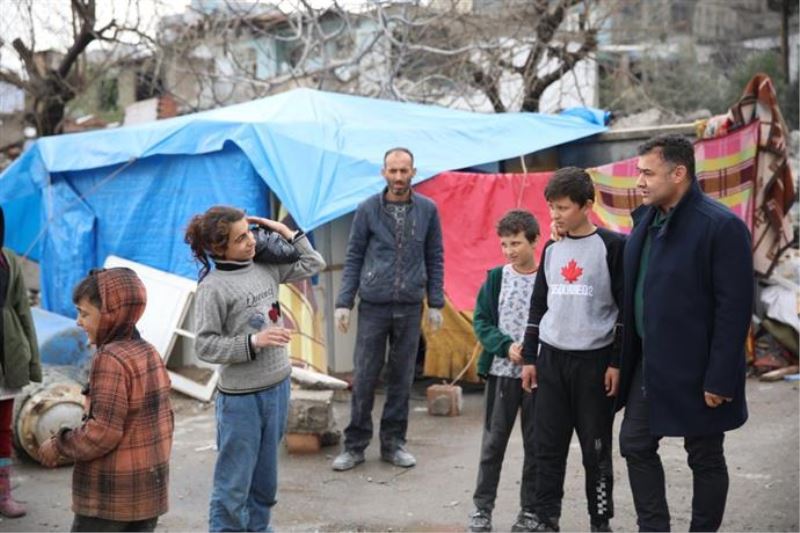 BAŞKAN YÜCEL’İN DEPREM BÖLGESİNDE ZİYARETLERİ SÜRÜYOR