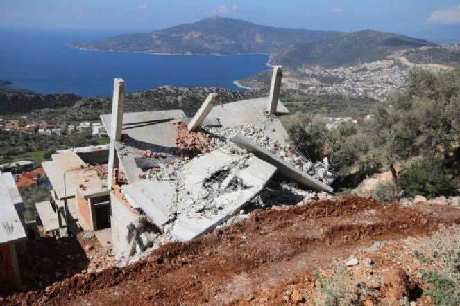 TURİZM MERKEZİ KAŞ’TA KAÇAK YAPILAR YIKILIYOR