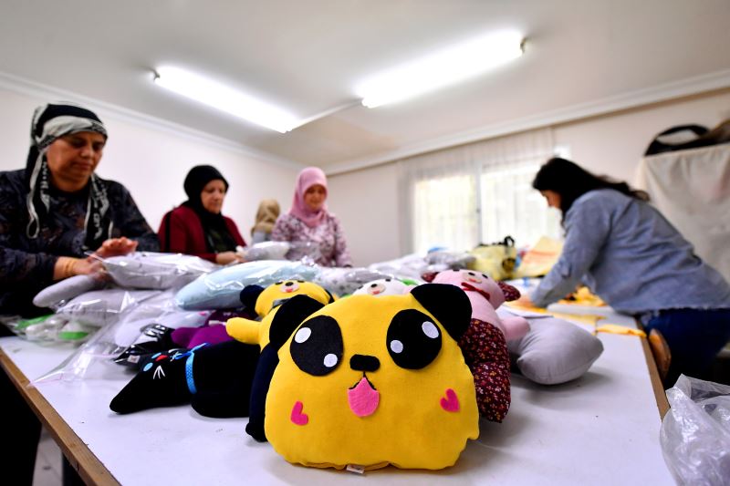 Mersinden Kadın Kooperatifi Depremzede Çocuklar İçin ‘Uyku Arkadaşı’ Üretiyor