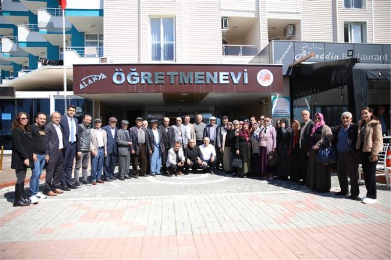 ALANYA BELEDİYESİ YAŞLILARI YEMEKTE AĞIRLADI