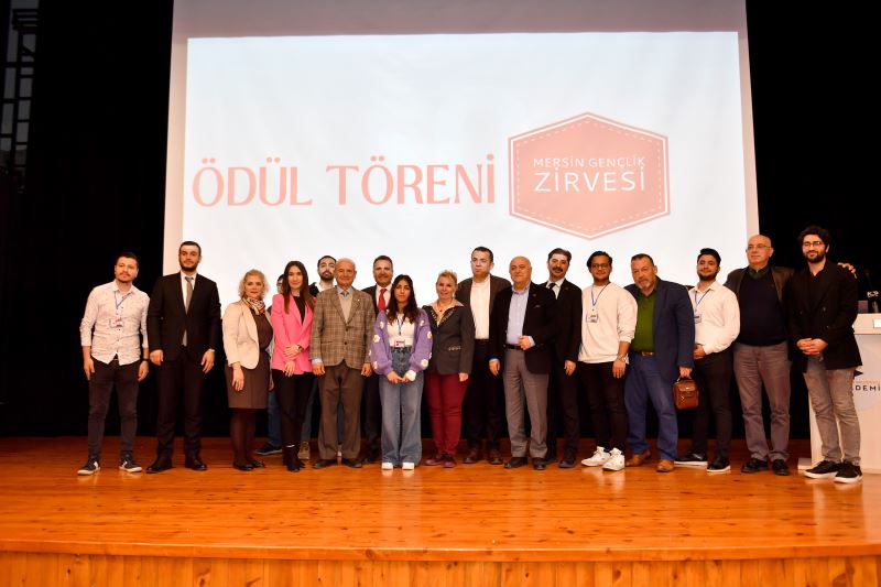 Mersin’de Gençlerin Oylarıyla En Başarılı Siyasetçi Ödülü Başkan Vahap Seçer’in Oldu