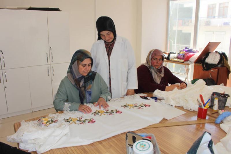 Dikiş Nakış Kursunda Çeyizlik Takımlar Hazırlanıyor