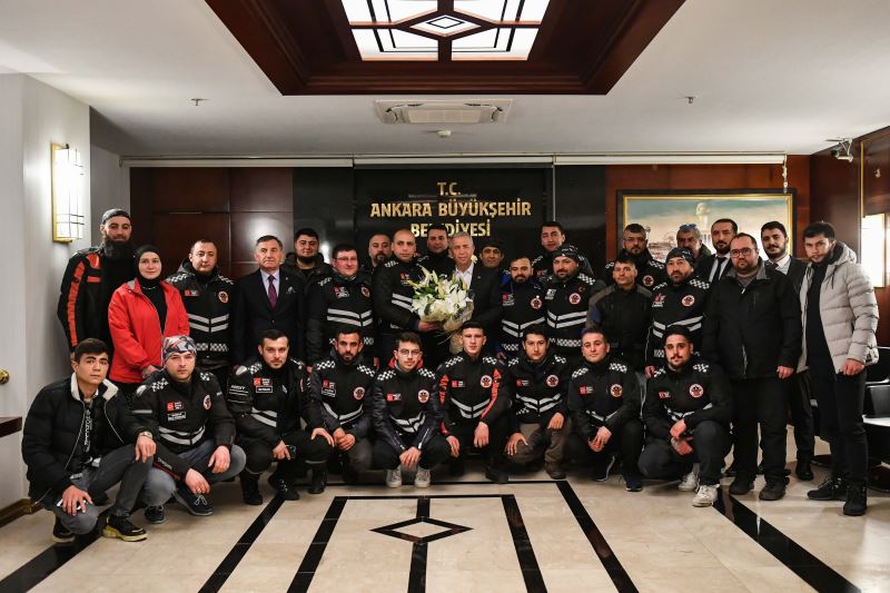 HATAY’DA DEPREMZEDE VATANDAŞLARIN YARDIMINA KOŞAN MOTOKURYELER ABB BAŞKANI MANSUR YAVAŞ İLE BİR ARAYA GELDİ