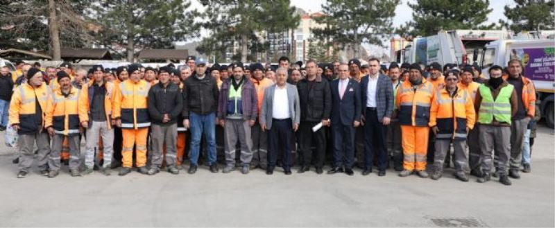 ZEYBEK BAŞKAN´DAN BELEDİYE PERSONELİNE GIDA PAKETİ
