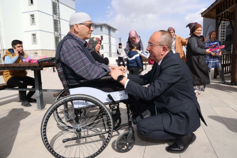 USTA İLE KAVUŞ KONYA’YA YERLEŞEN DEPREMZEDELERİN ACILARINI PAYLAŞTI