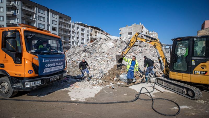 Deprem bölgesine su sağlamak için kesintisiz mesai