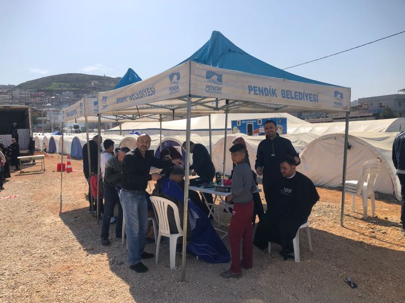 Depremzedelere berber hizmeti veriliyor